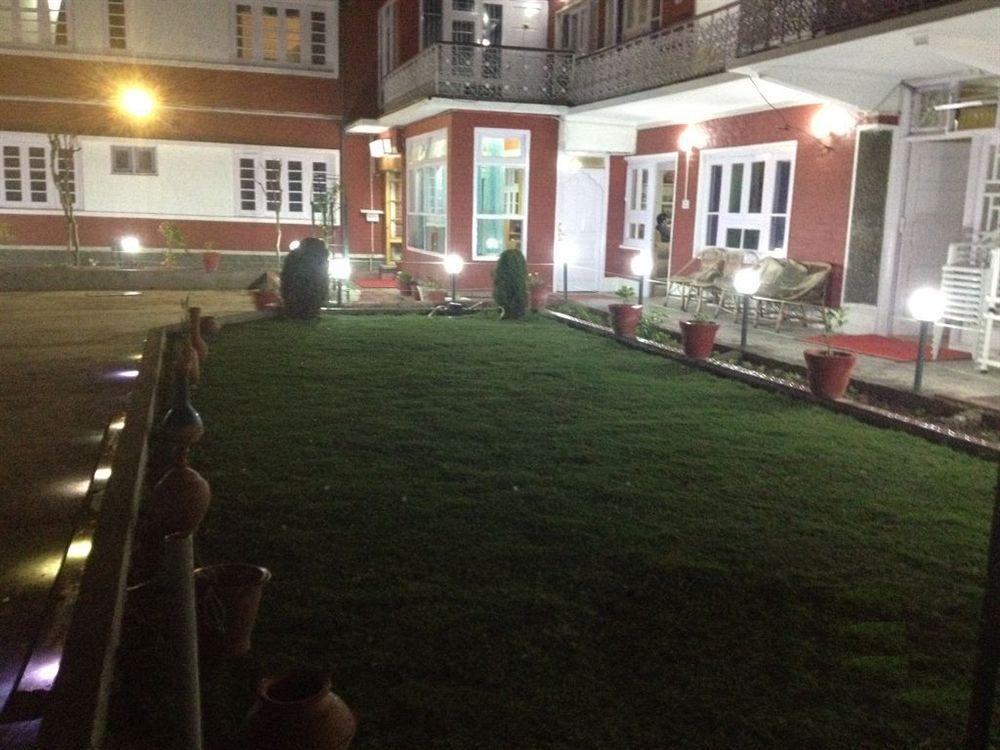 Walisons Hotel Srīnagar Exterior foto