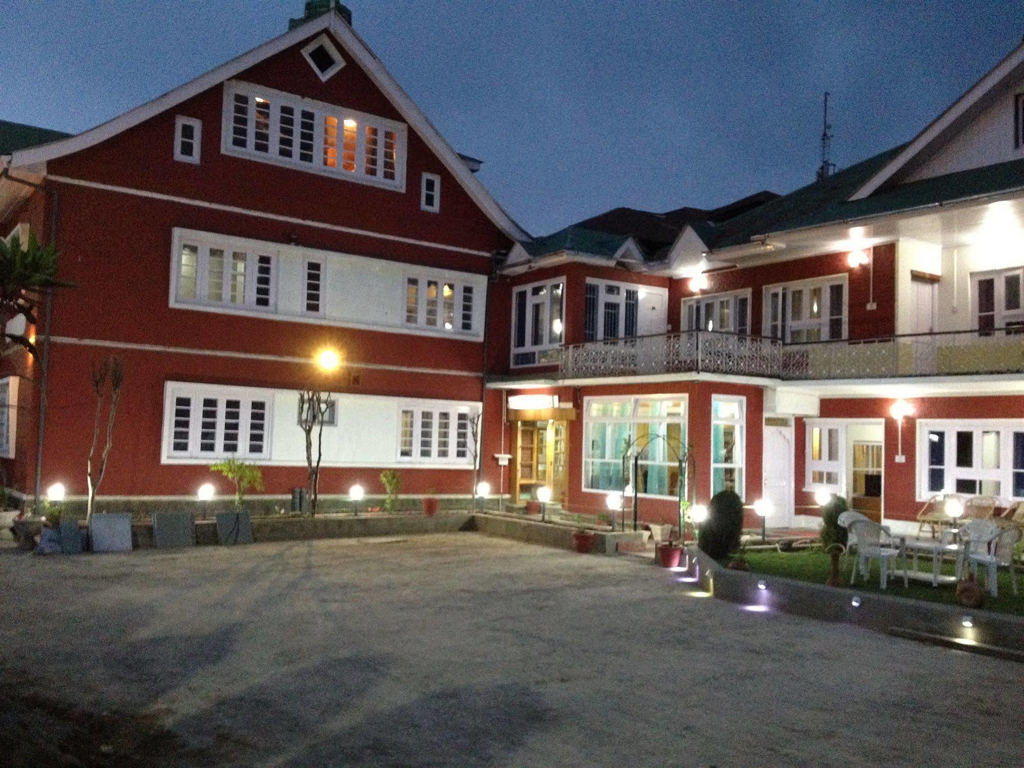 Walisons Hotel Srīnagar Exterior foto