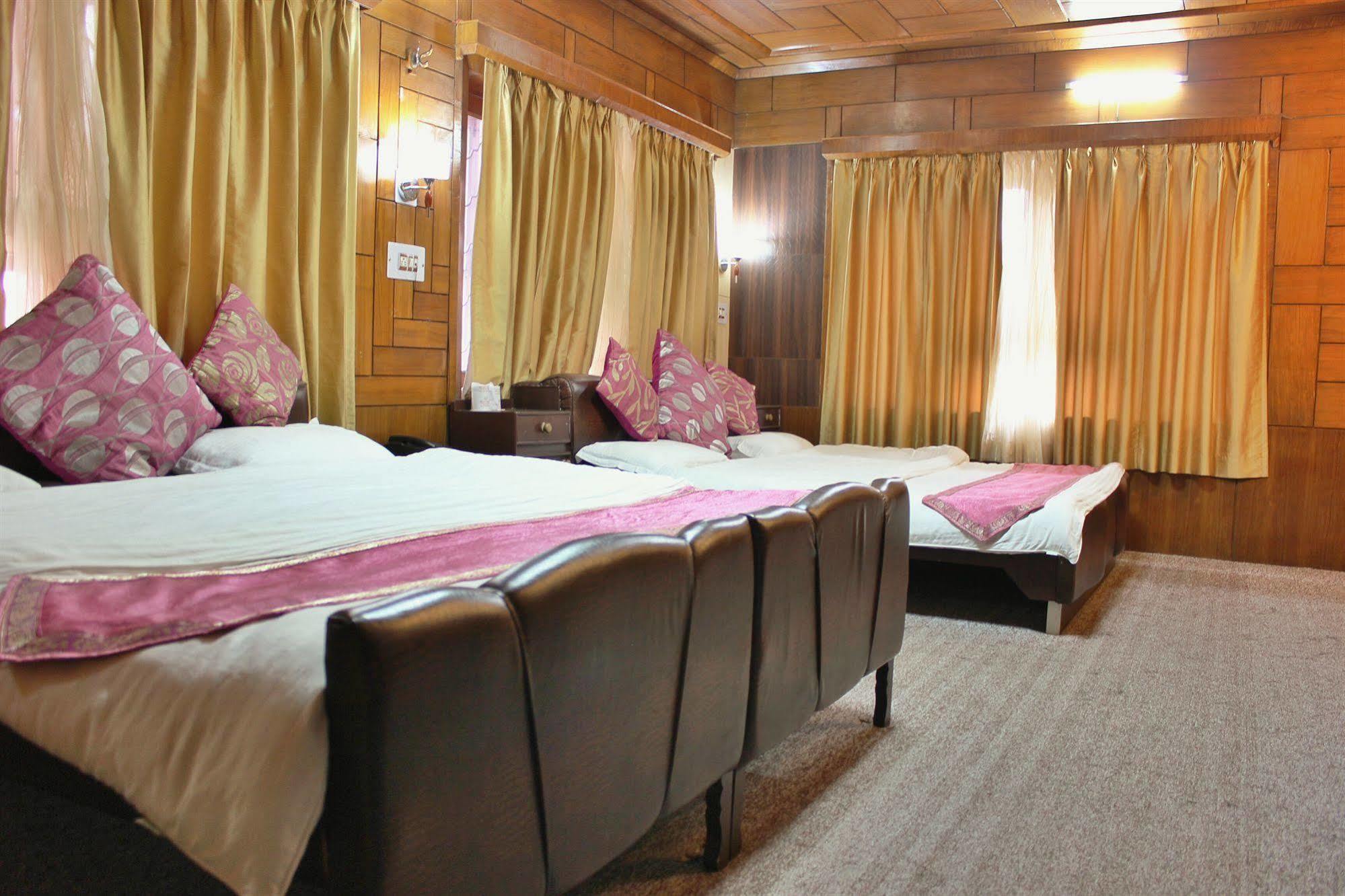 Walisons Hotel Srīnagar Exterior foto